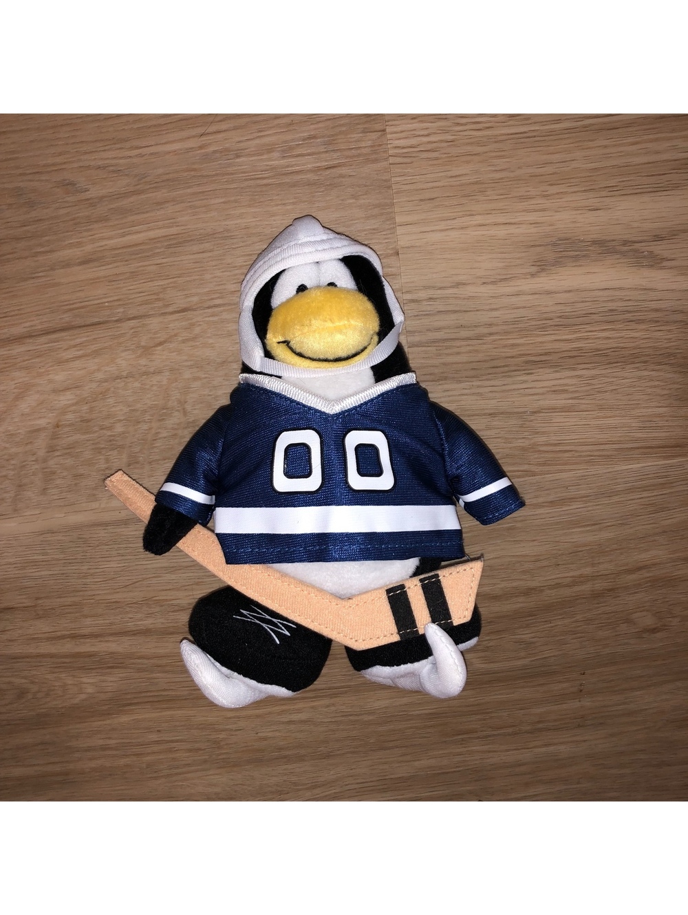 VINTAGE DISNEY CLUB PENGUIN HOCKEY STICK & SKATE PLAYER PLUSH RARE BLUE